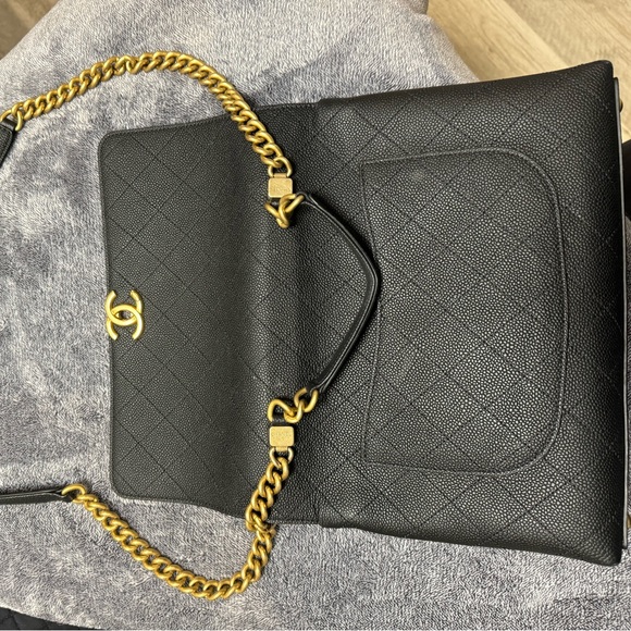 CHANEL
Caviar Diamond Stitched Small Top
Handle Flap Black - Picture 8 of 9